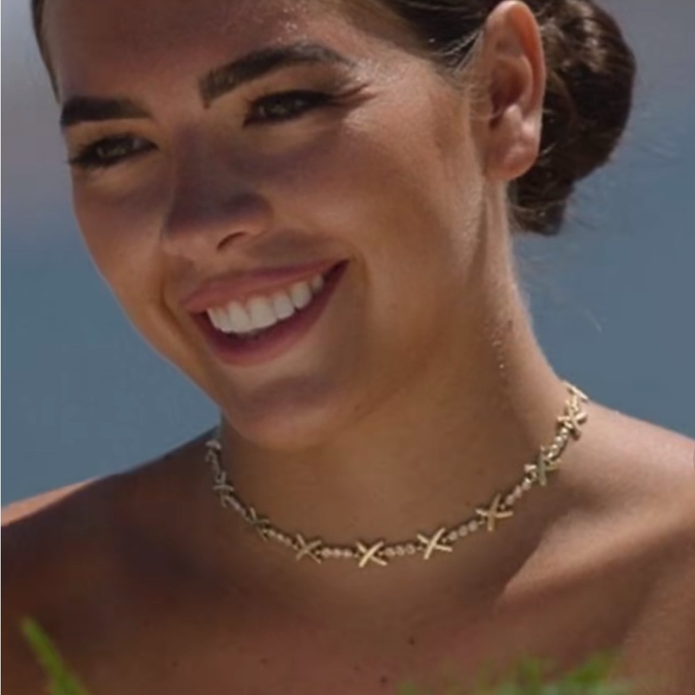 Dazzling Gold Necklace - Picture 4 of 8
